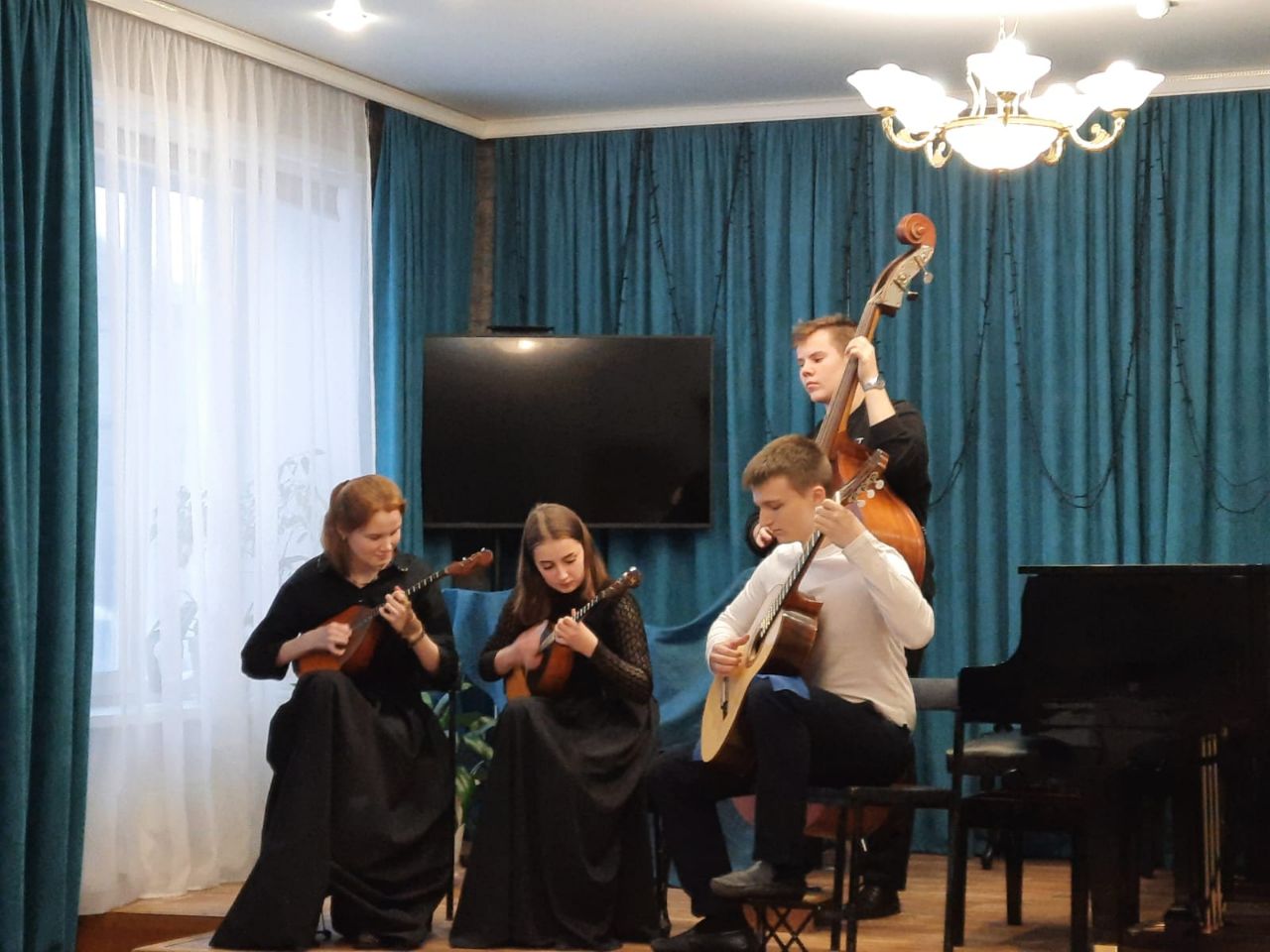 участники