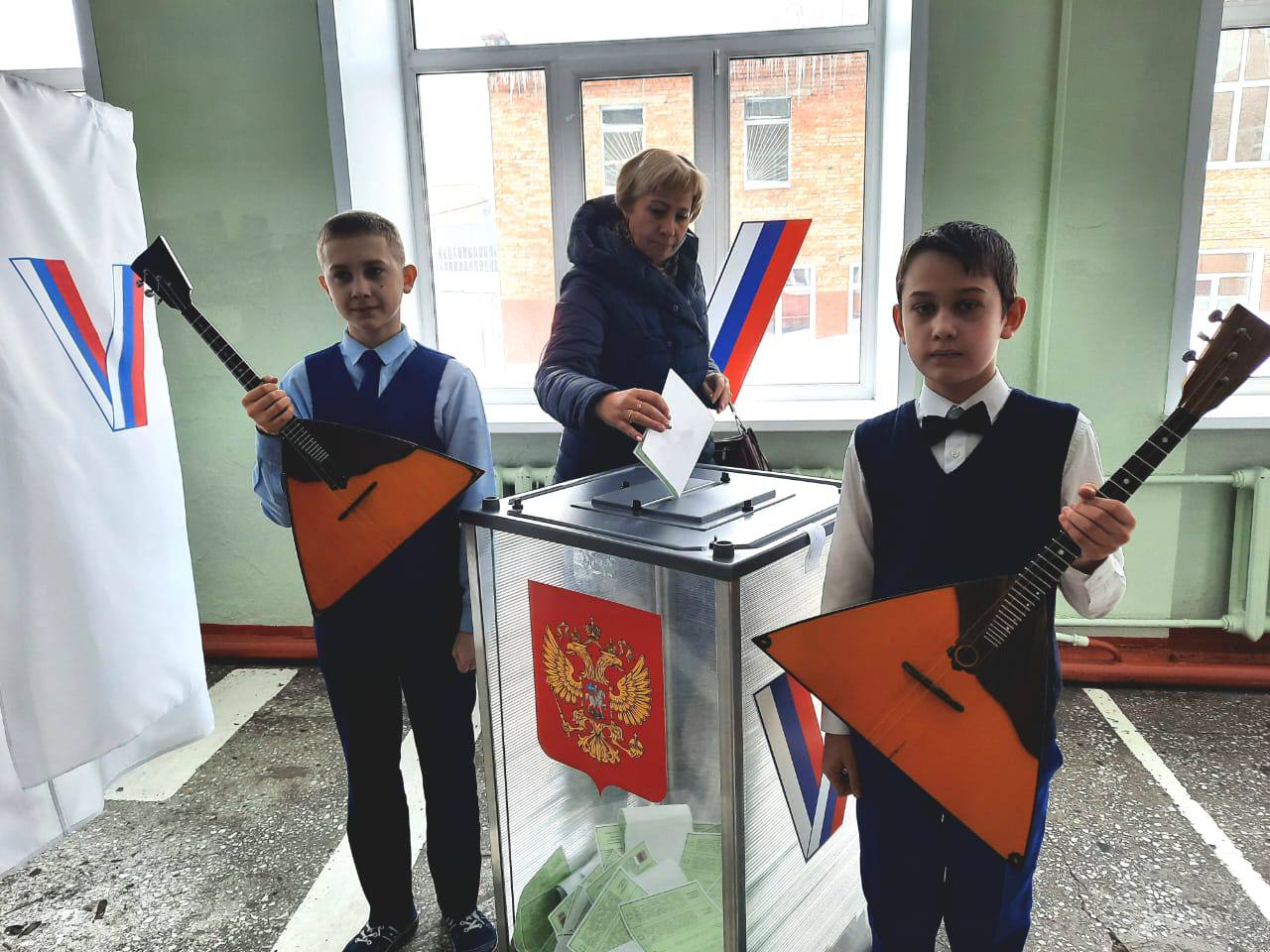 участники