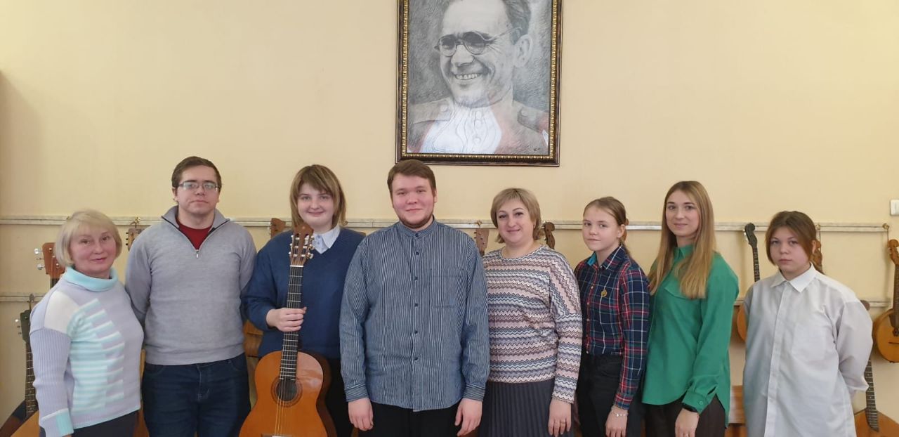 участники