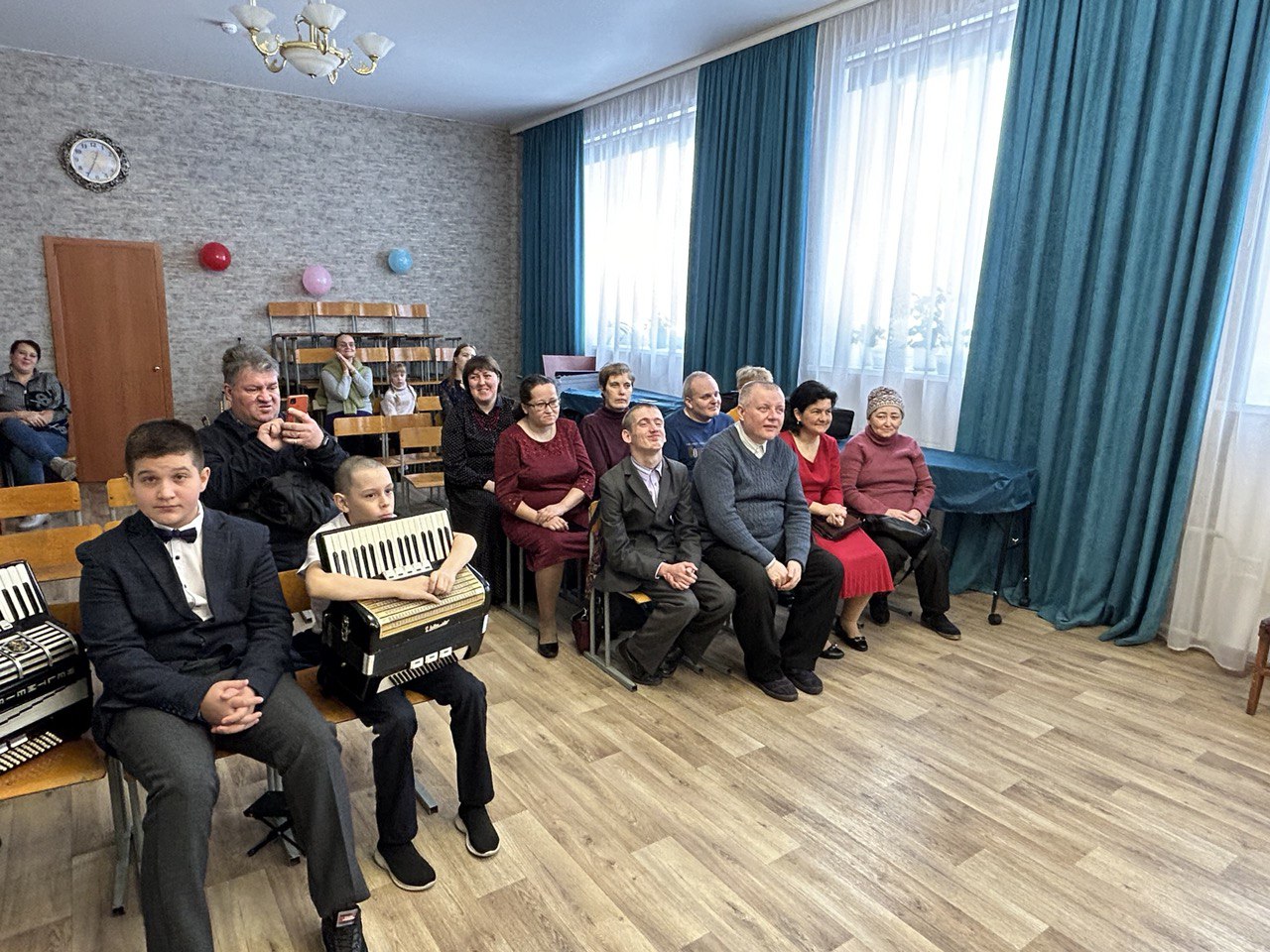 участники