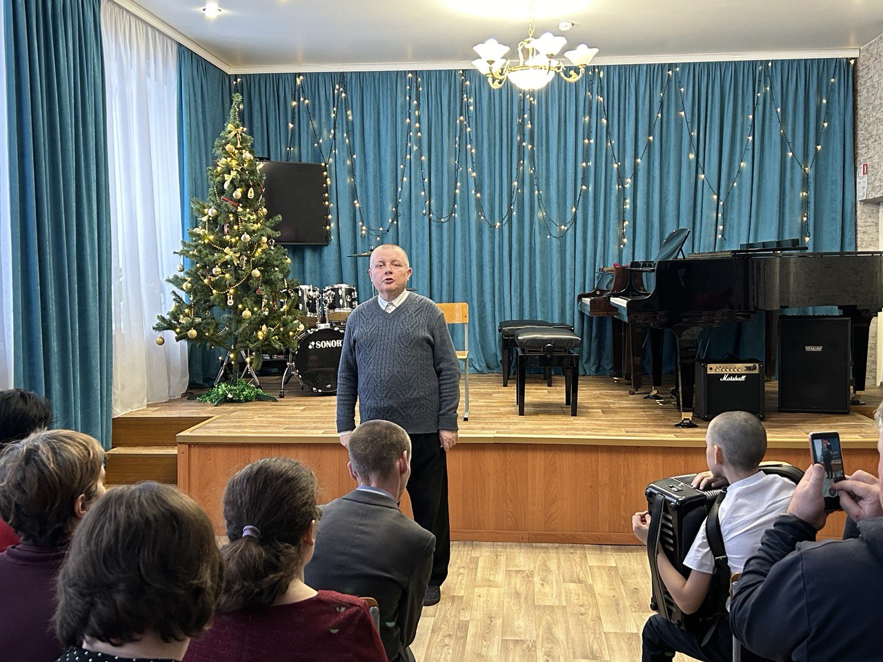 участники