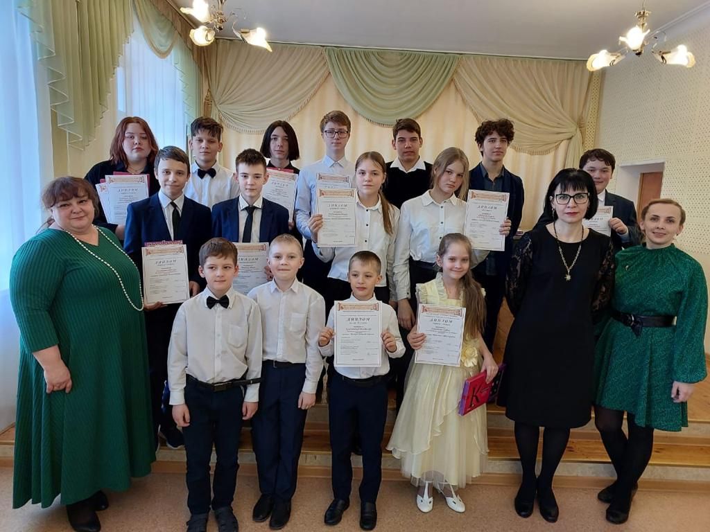 участники