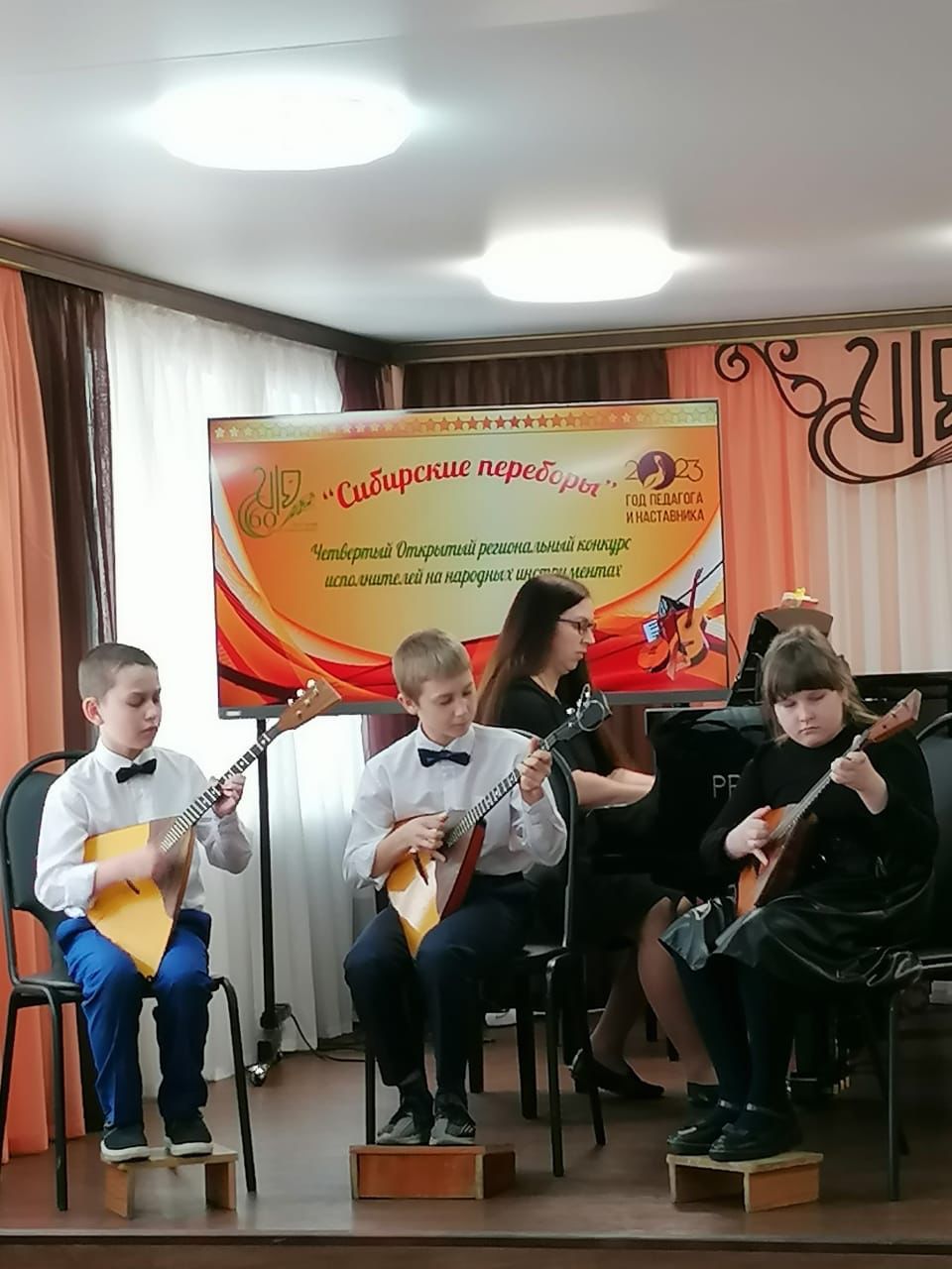 участники