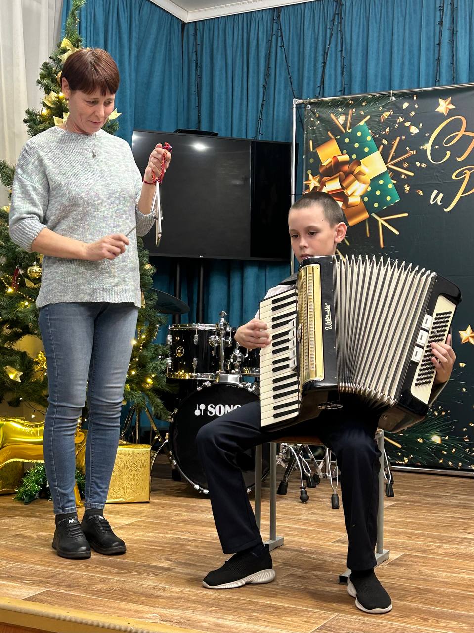 Новогодний фестиваль семейного творчества "Звёздный дождь".