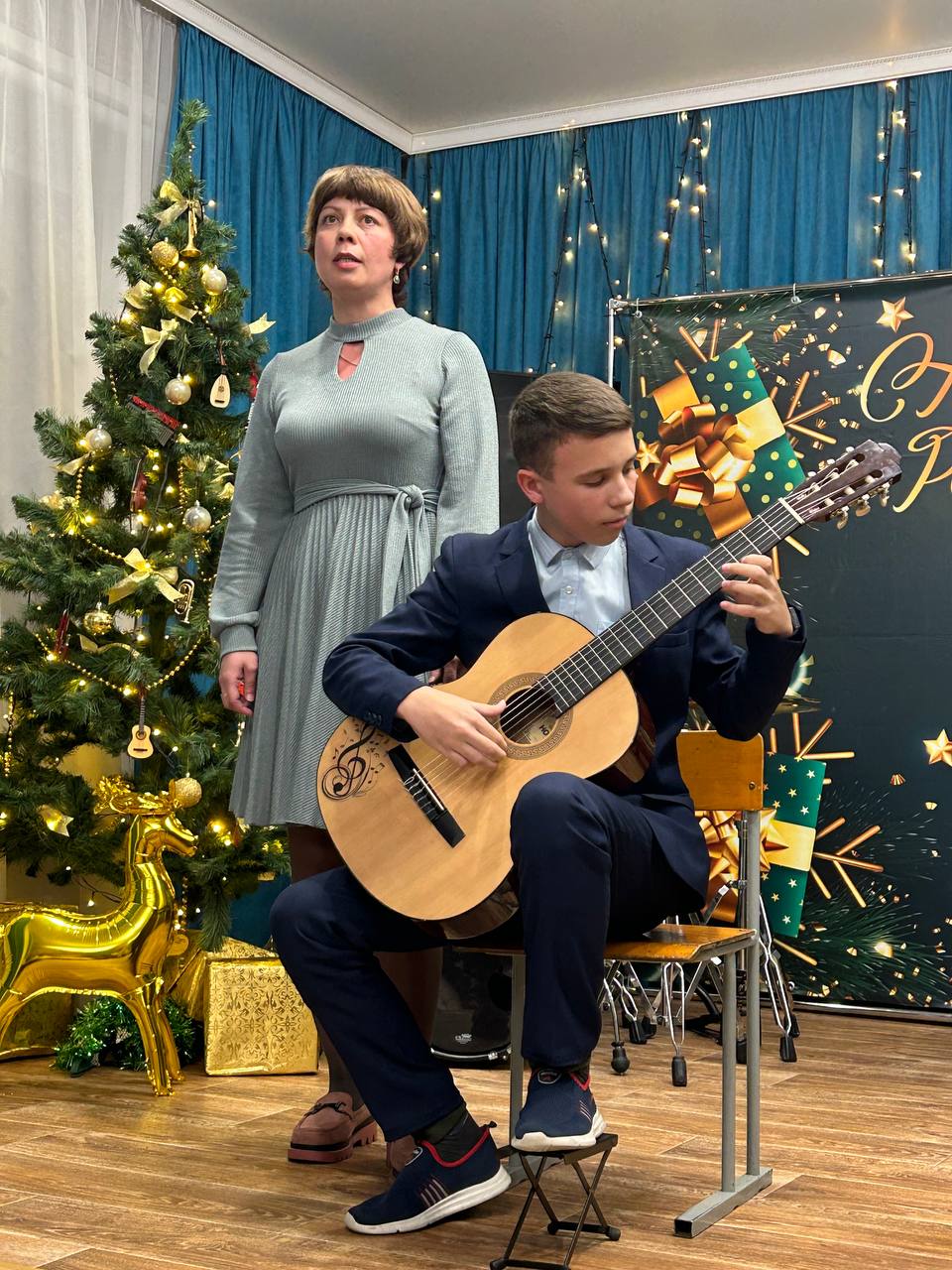 Новогодний фестиваль семейного творчества "Звёздный дождь".