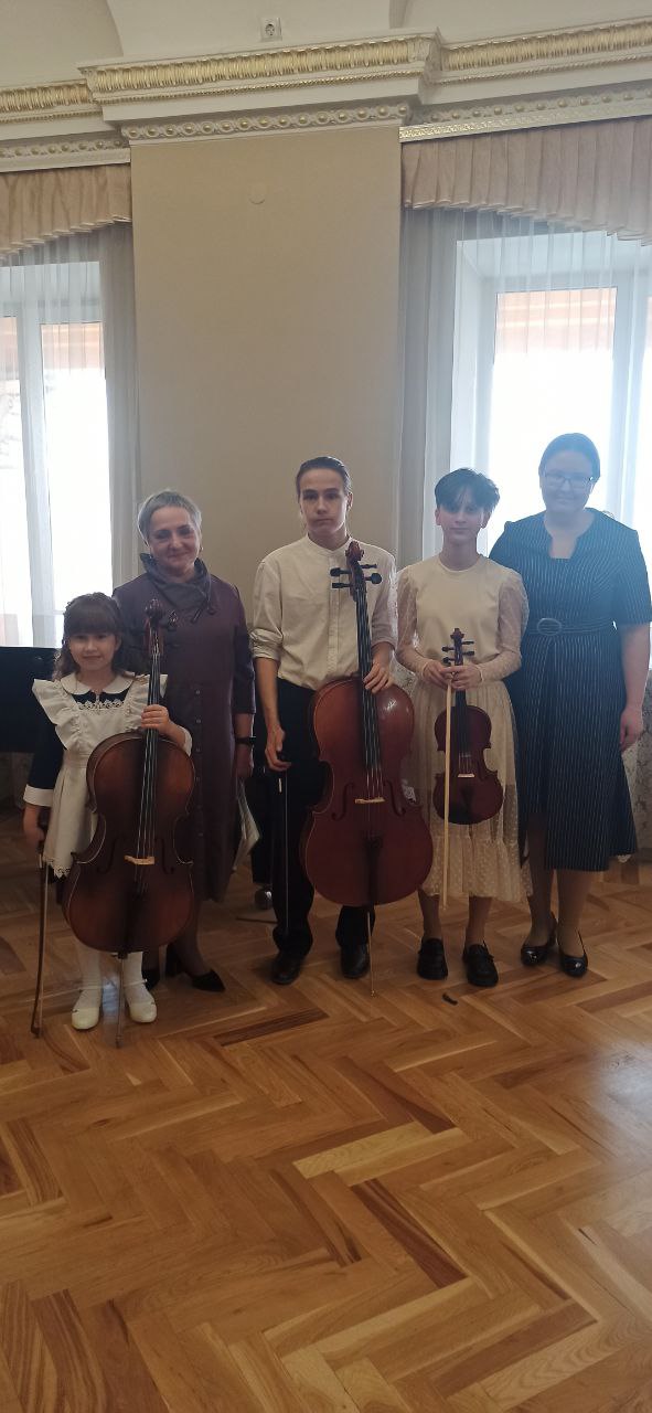 участники