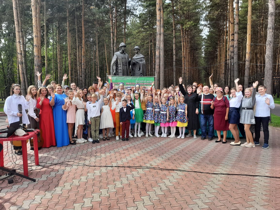 участники