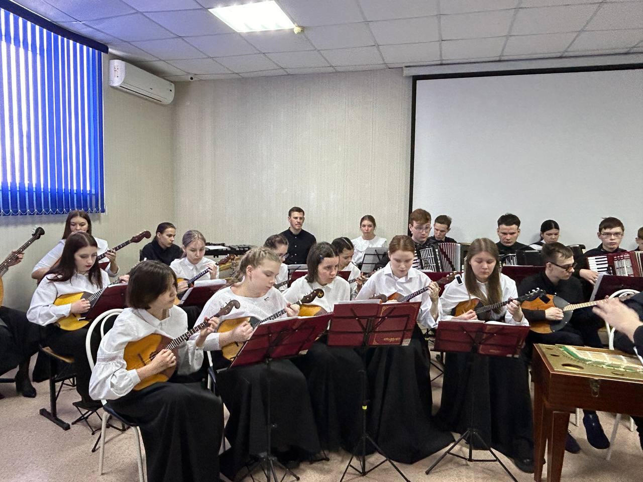 участники