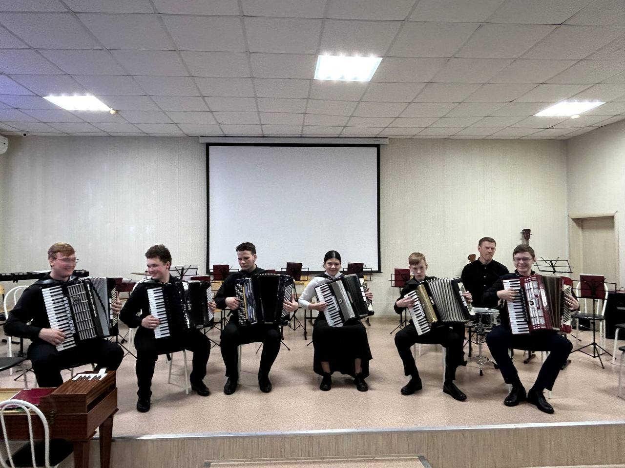 участники