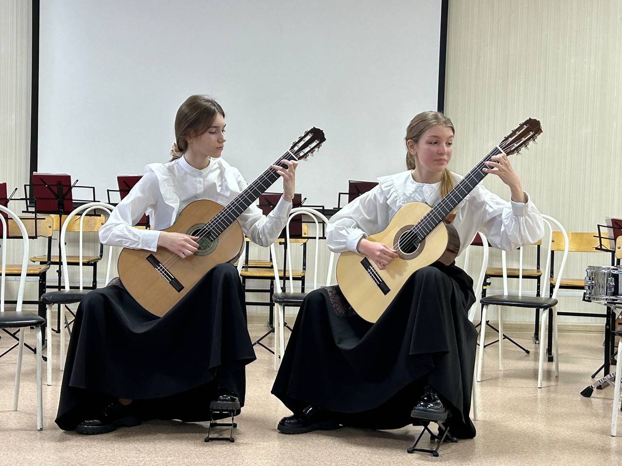 участники