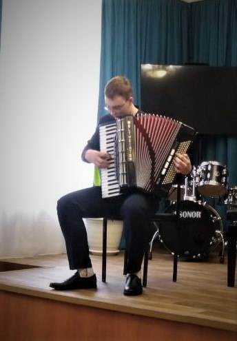 участники